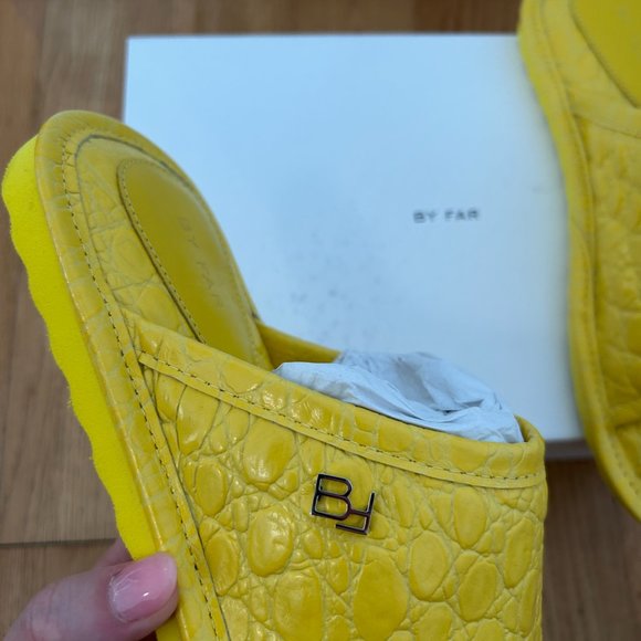 NWT By Far Ari Slip-on Slides Duckling Circular Croco Embossed Leather in Yellow - Picture 5 of 14